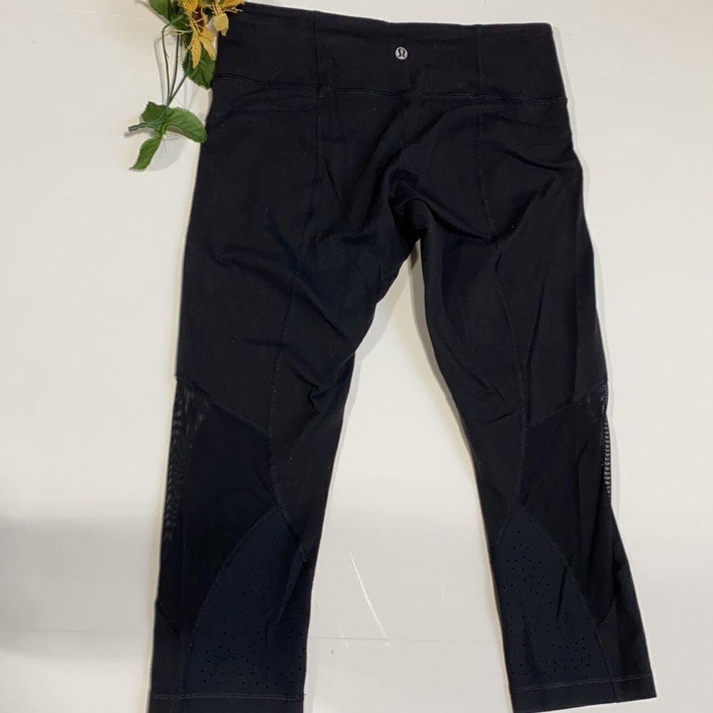 Lululemon Capri leggings W/ Hidden Waistband Pocket‎ Laser Cut & Mesh Black 8